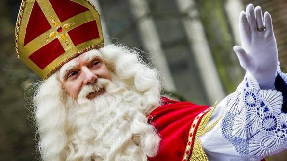 sinterklaas-zet-voet-wal-in-scheveningen